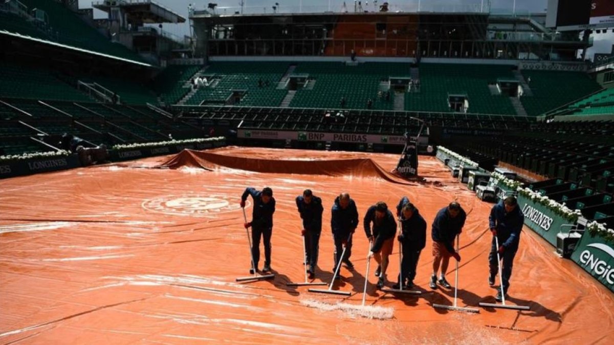 Operarios achican el agua en la central de Roland Garros.