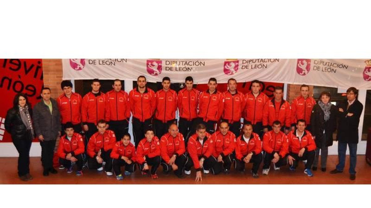Los integrantes del Club de Frontenis El Paso posan con las nuevas equipaciones de la Diputación de León.