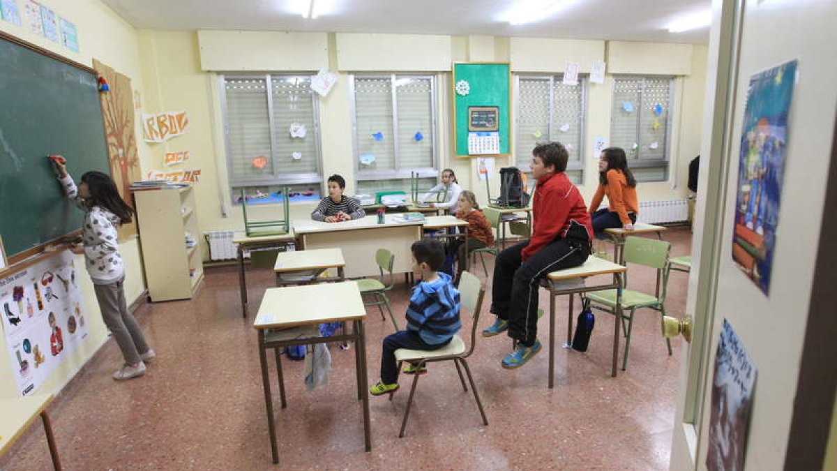 Parte de los actuales alumnos del colegio de San Pedro de Trones, mostraron el centro a Diario de León.