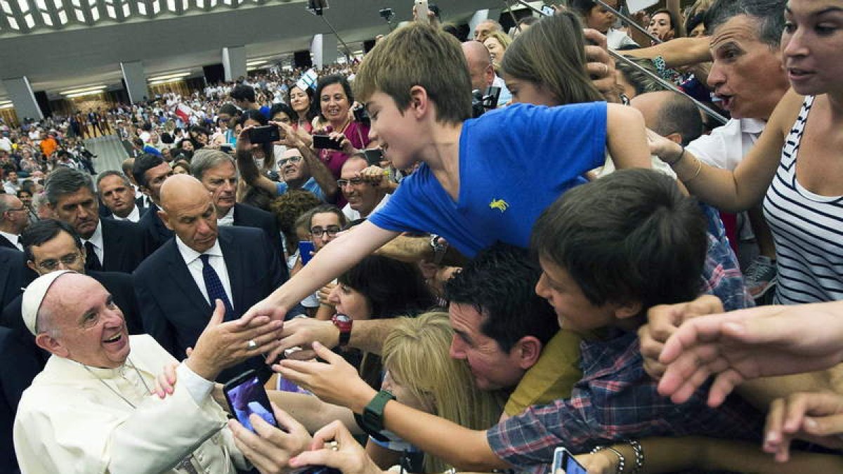 El papa Francisco saluda a los fieles en el Vaticano.