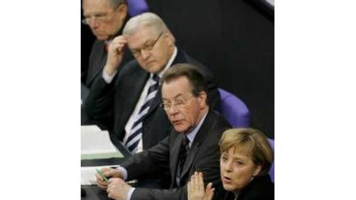 Ángela Merkel, en el debate junto al vicecanciller Müntefering