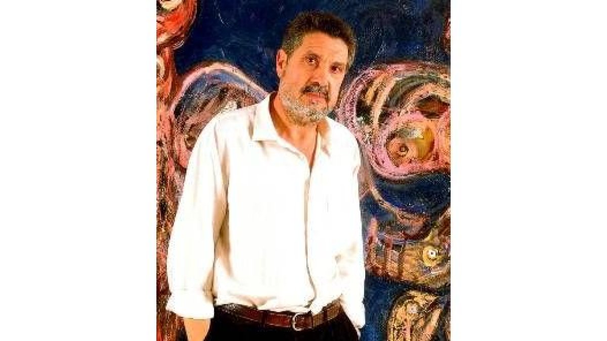 El pintor burgalés Juan Vallejo posa junto a una de sus obras