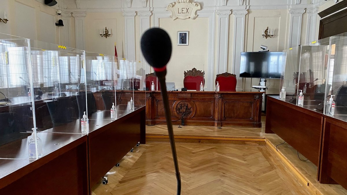 Una de las salas de vistas de la Audiencia Provincial. MAZ