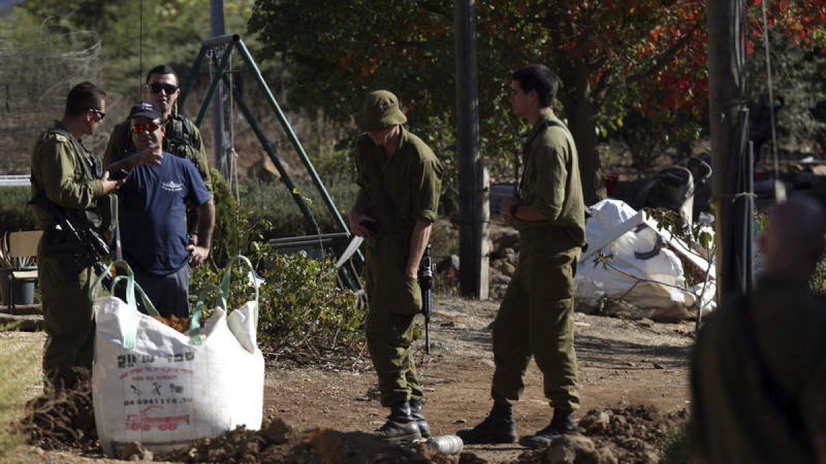 Varios soldados israelíes inspeccionan un mortero sin explosionar en los Altos del Golán.