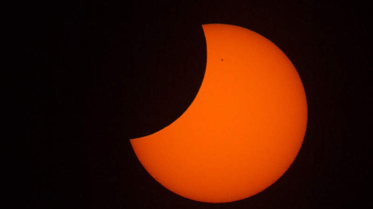 El eclipse solar parcial desde la ciudad de Santiago (Chile) el sábado. MARCELO HERNANDEZ/ATON CHILE
