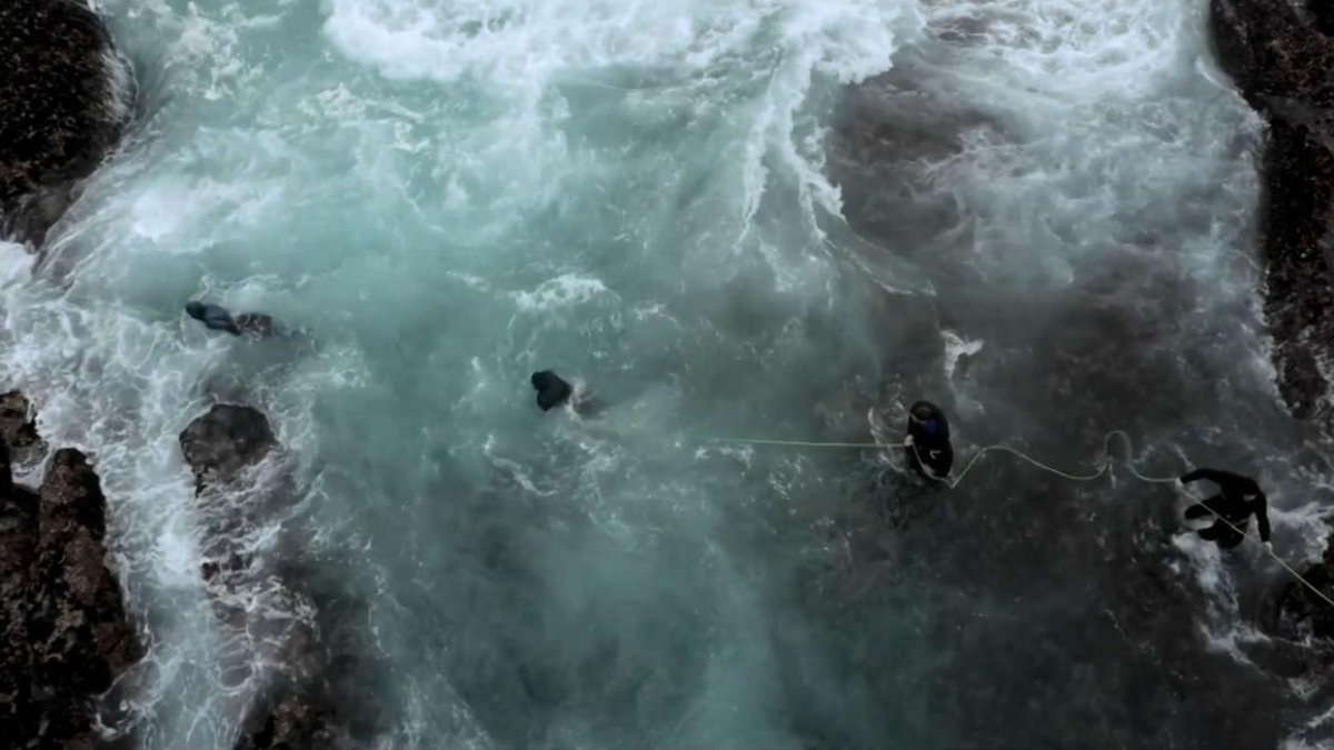 Fotograma del documental 'Entre la ola y la roca' que, a partir de la vida de un grupo de percebeiros de Muxía, reflexiona sobre la relación del hombre y su entorno.