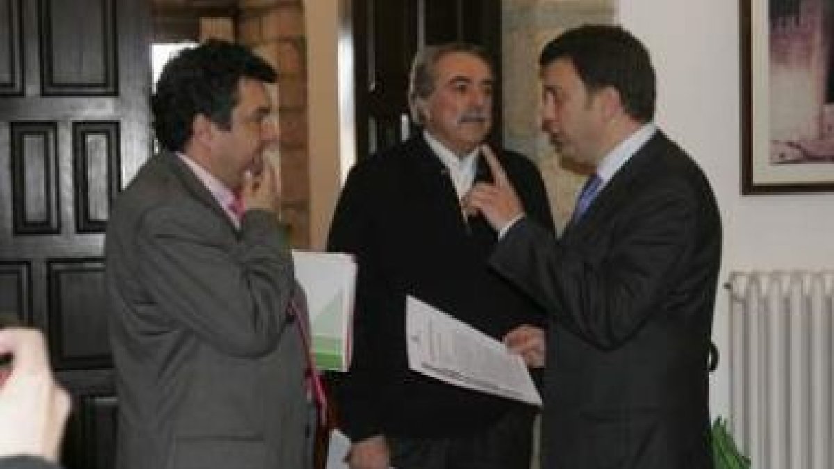 José Luis Ramón, Antonio Canedo y Riesco, en una reunión de la semana pasada por los proyectos conju
