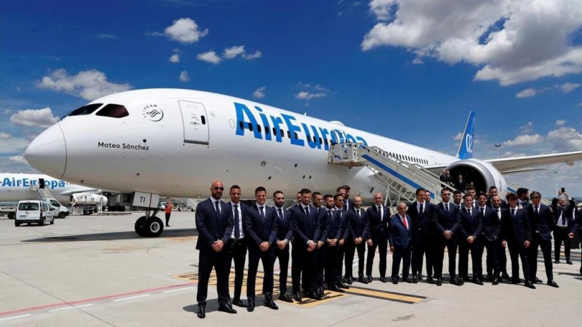 Posado en el aeropuerto Adolfo Suárez de la expedición española con destino a Rusia.