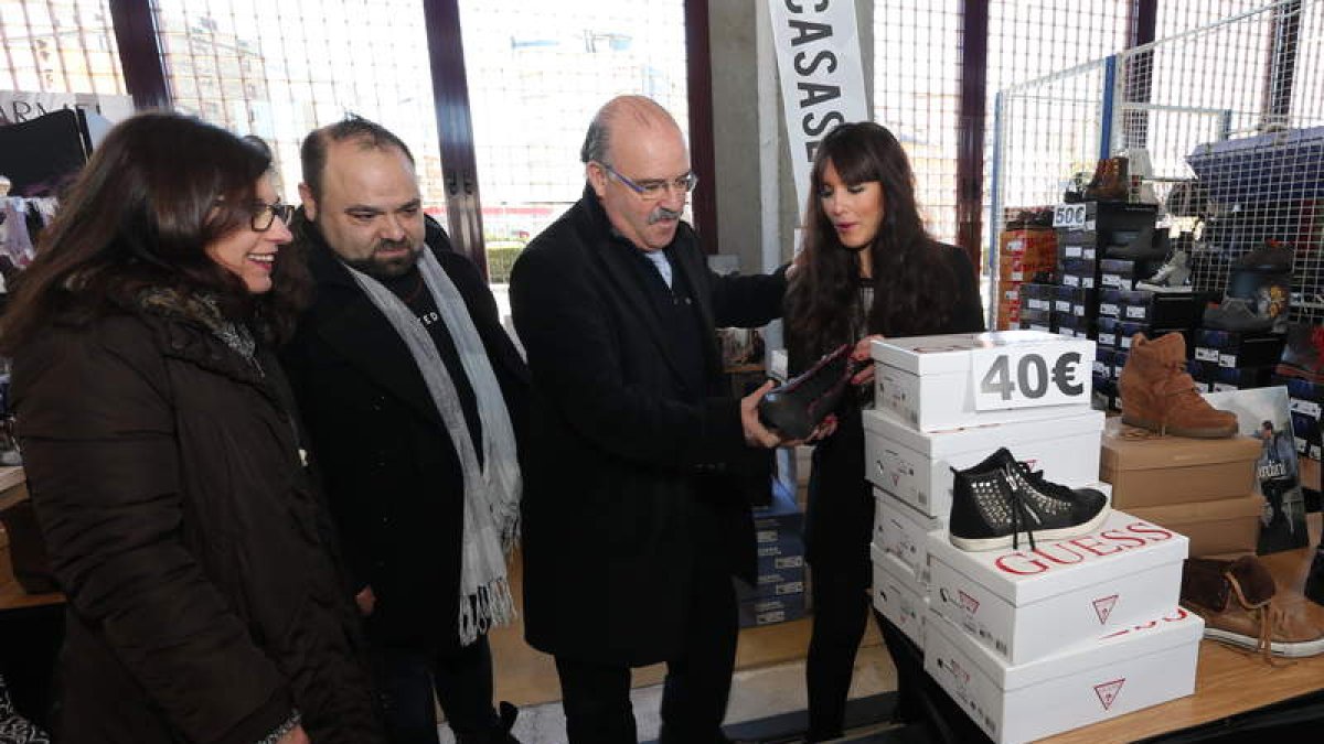 Álvarez y Cubelos, en el centro, fueron los primeros en visitar los stands de la feria.