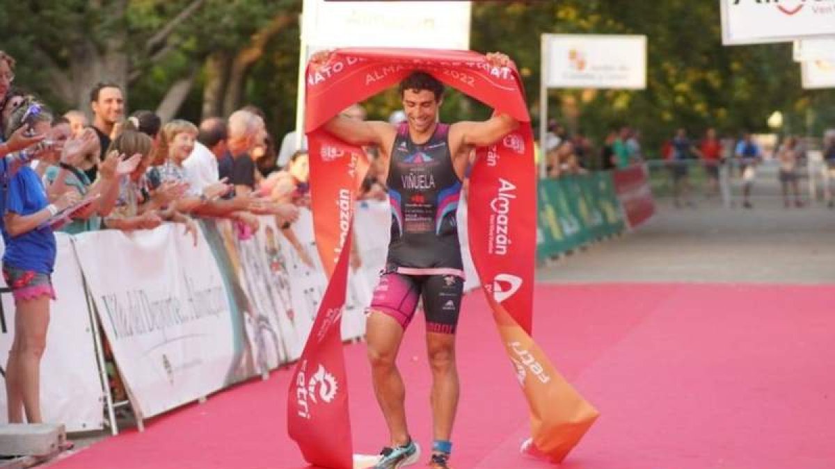 El leonés Kevin Viñuela, a su llegada a la meta como campeón de España de Triatlón Cros. DL