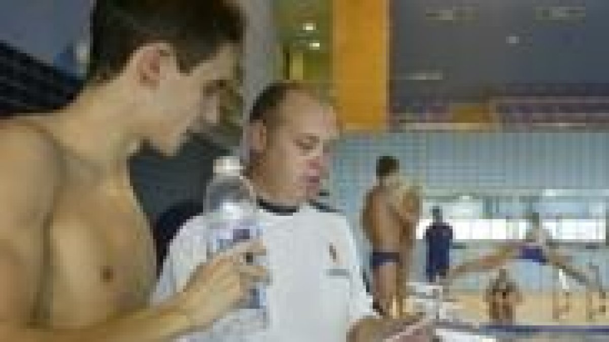 Jordi Cadens, seleccionador español, da explicaciones a un nadador
