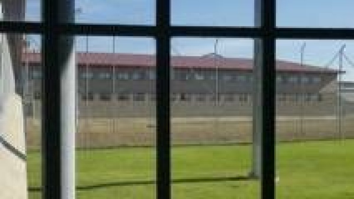 Unos 350 alumnos de la Universidad han participado ya en actividades en la cárcel de Mansilla