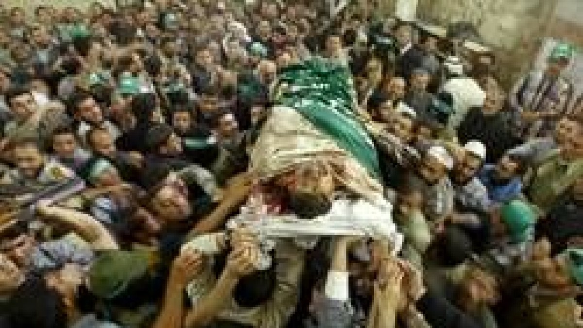 Miles de palestinos trasladan en volandas el cadáver de Rantisi, líder de Hamás, hasta el cementerio