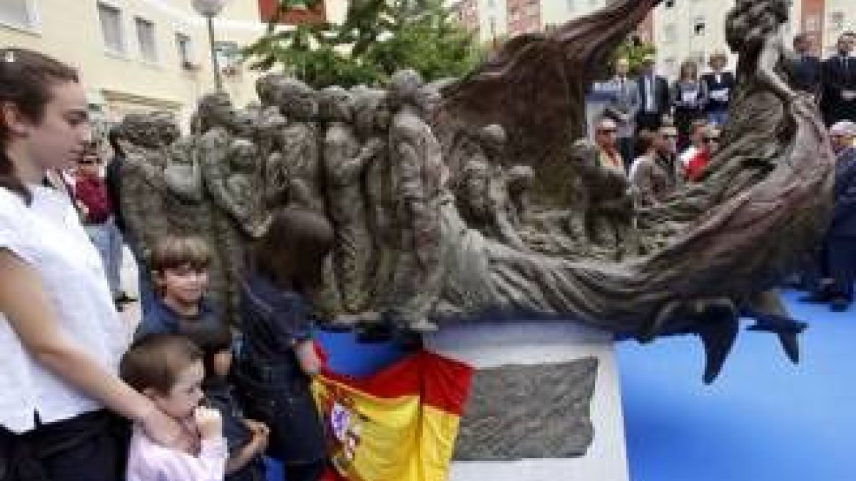 Unos niños descubren el monumento a las víctimas del terrorismo