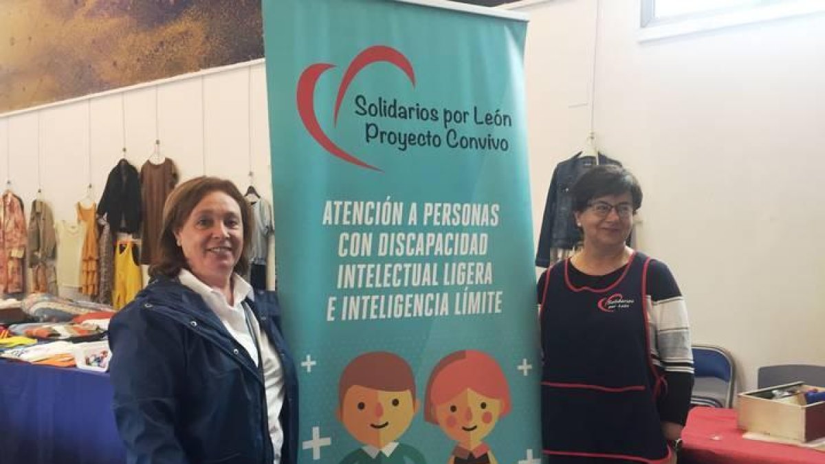 La concejala de Familia y Servicios Sociales, Aurora Baza, en la apertura del mercadillo, junto a una componente de Solidarios por León.