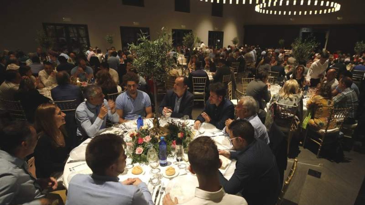 La imagen recoge un momento de la cena de final de temporada del CB Ademar en la Finca Valdemora de La Bañeza. RAMIRO