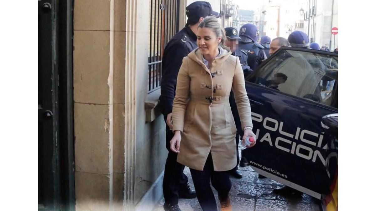 Miriam C., viuda de Roberto Larralde, a su llegada a la Audiencia Provincial, en una de las jornadas del juicio.