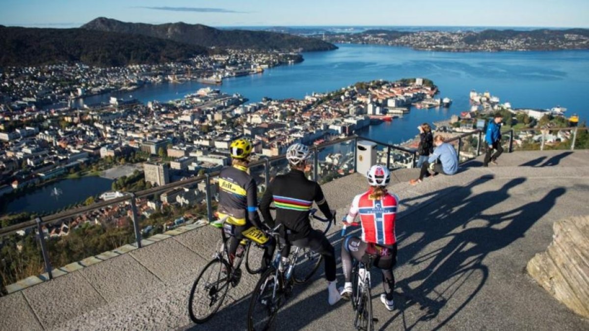 Tres ciclistas contemplan una panorámica de Bergen.