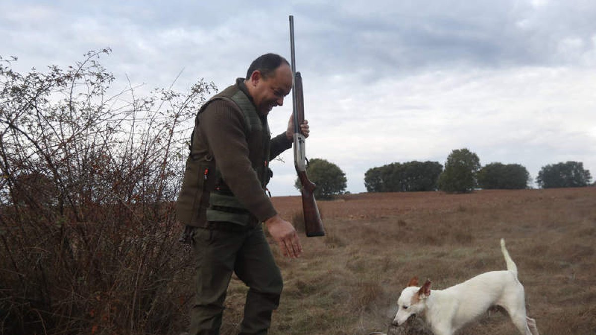 Un cazador, junto a su perro con una de las piezas cobradas a lo largo de la jornada. JESÚS F. SALVADORES