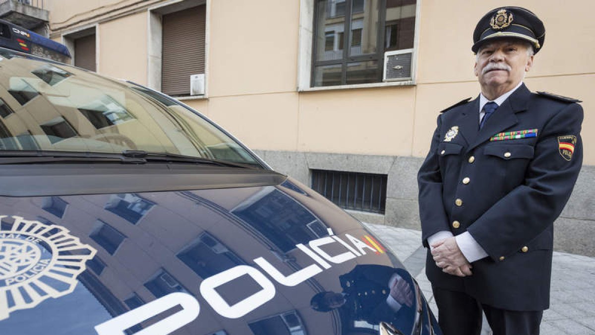 Manuel Cabello posa junto a un coche policial para la entrevista concedida con motivo de su retirada. R. GARCÍA