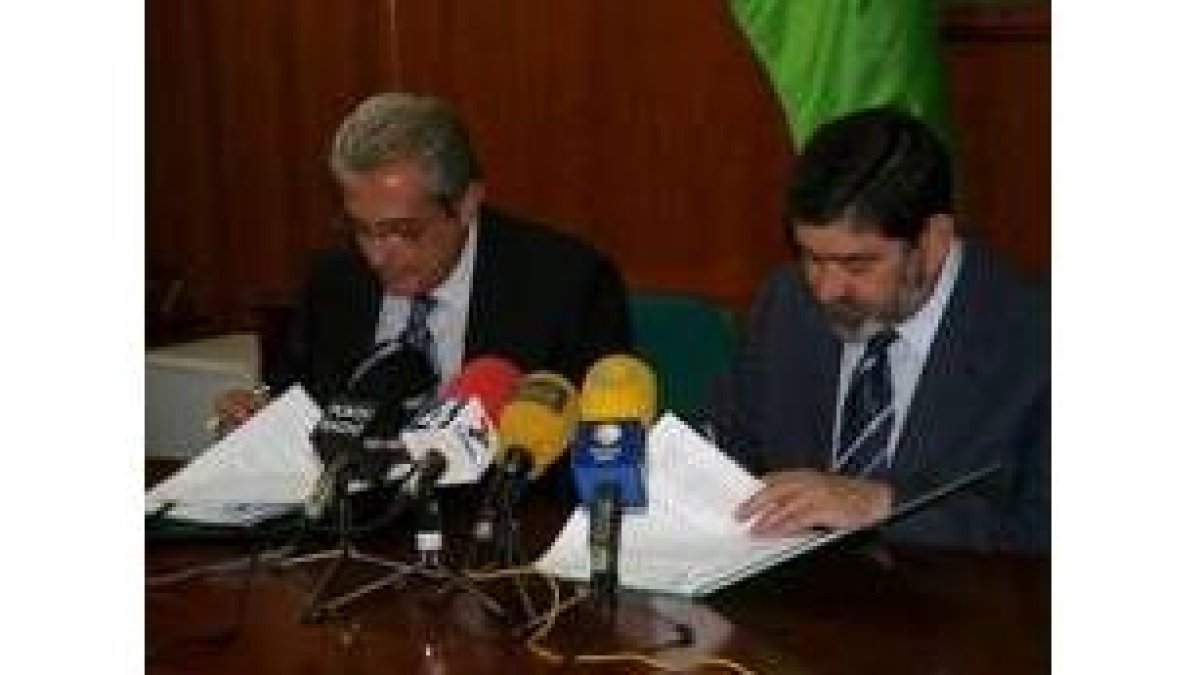 José Ángel Azuara y Ángel Penas durante la firma del convenio