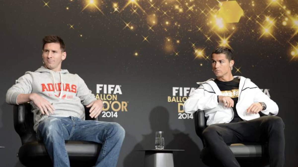 El delantero argentino del FC Barcelona, Lionel Messi (izda), y el protugués del Real Madrid, Cristiano Ronaldo, nominados al Balón de Oro, ofrecen una rueda de prensa antes de la gala de la FIFA que se celebra hoy en Zúrich, Suiza.