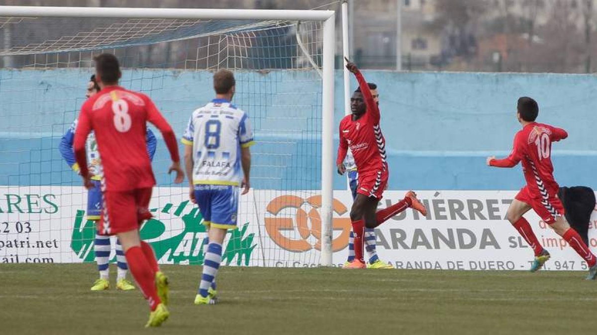 Ali Almoez celebra el único gol del partido, el que dio la victoria a la Cultural después de dos meses sin ganar e histórico para el club leonés. FRANCISCO SANTAMARÍA