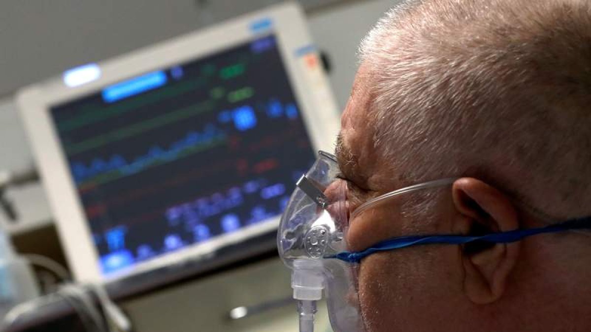 Una persona ingresada con covid con máscara de oxígeno en un hospital.  ROBERT GHEMENT