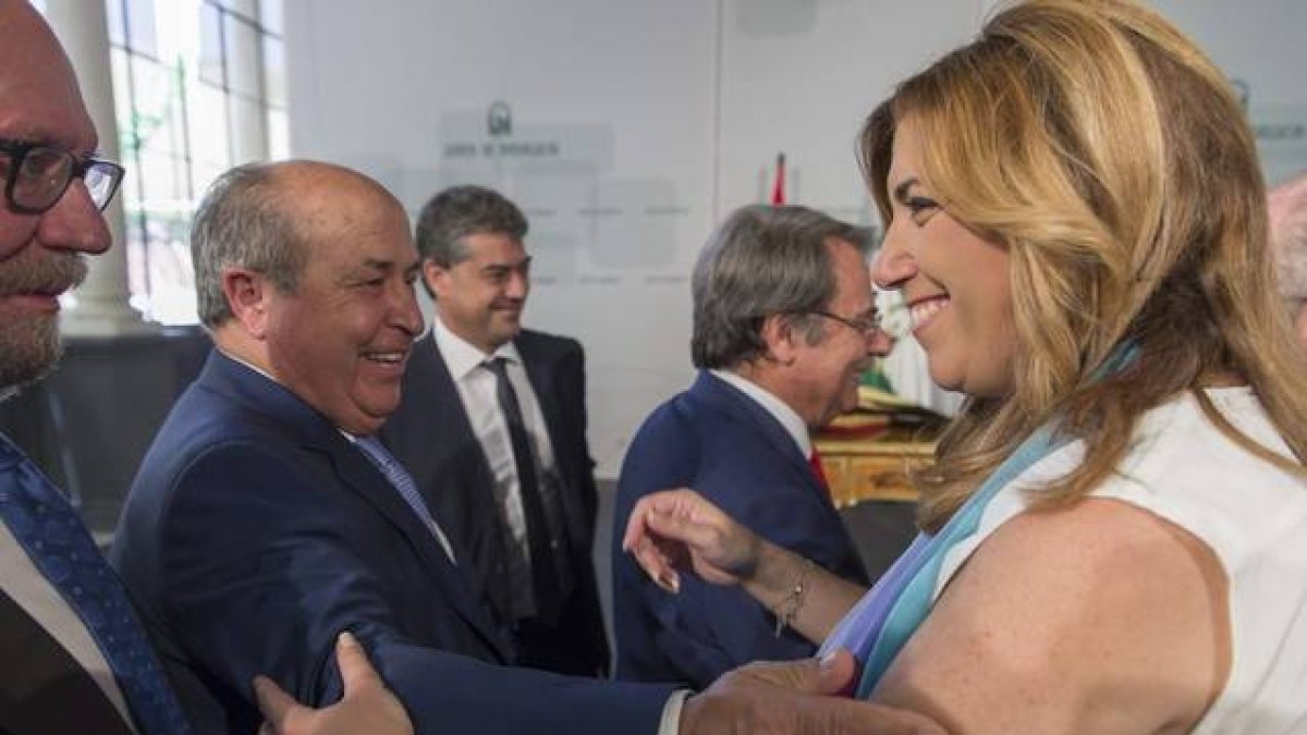 La presidenta de Andalucía, Susana Díaz, saluda al alcalde de Granada, José Torres Hurtado, el pasado día 29.