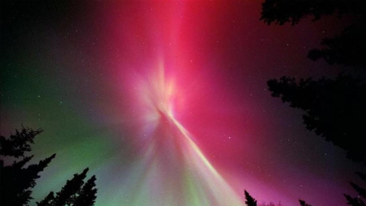 Una aurora, resultado de una tormenta solar, sobre los cielos de Kenai, en Alaska.