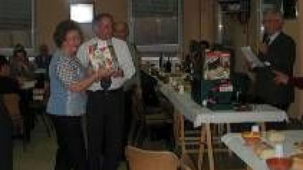 El alcalde de La Robla entrega un regalo a una de las jubiladas premiadas