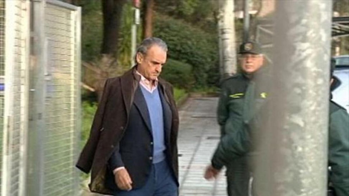 Mario Conde se dirige a la Audiencia Nacional, custodiado por la Guardia Civil.