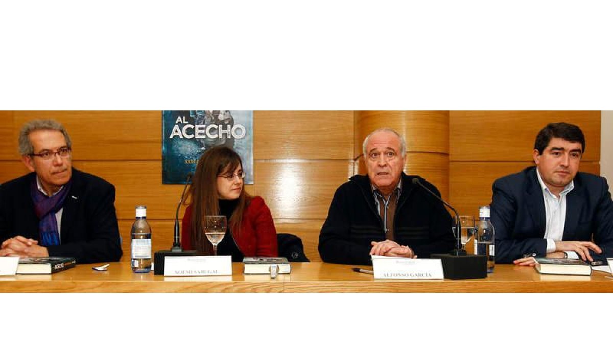 Tomás Néstor Martínez, Noemí Sabugal, Alfonso García y Pablo R. Lago durante la presentación en el Club de Prensa.