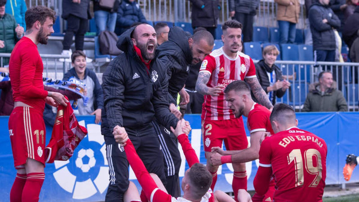 Ojeda celebra con la afición el gol del triunfo. JORGE ROPERO