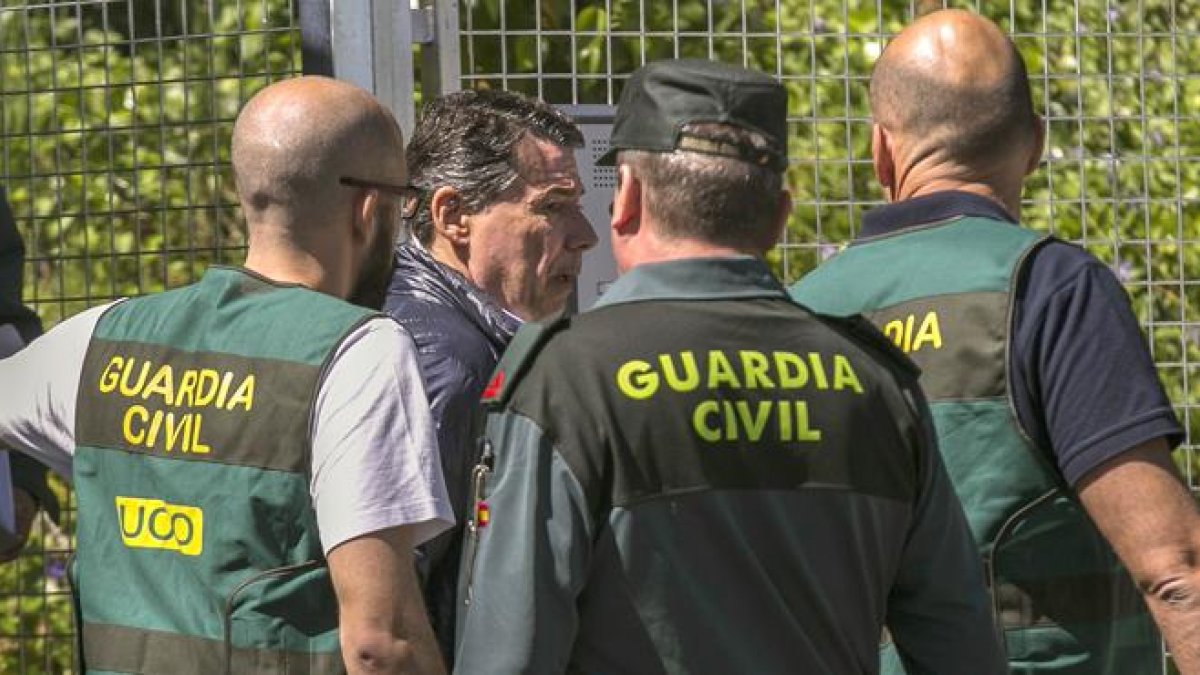 González ha salido de la Comandancia de la Guardia Civil de Tres Cantos.