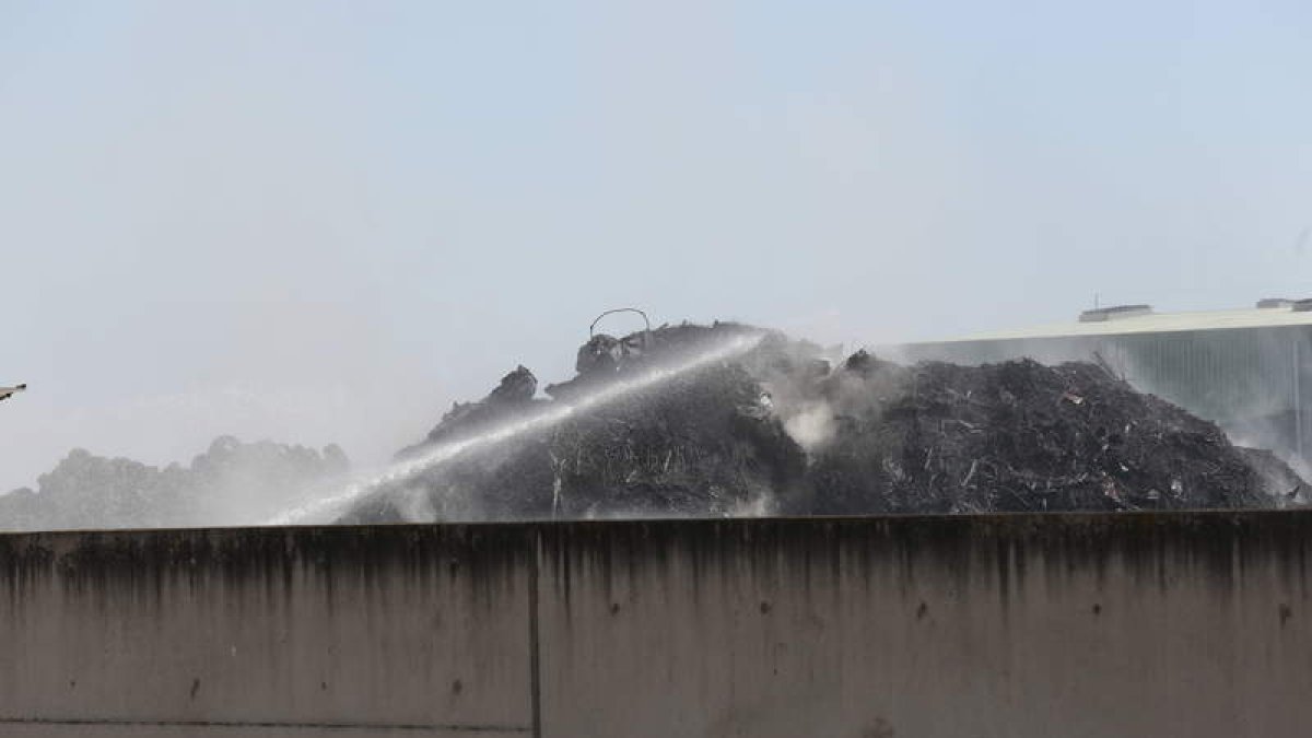 Estado en el que se encontraba ayer por la tarde el incendio de RMD, que ha está dejando el agua de las acequias de la zona de color negro y con un fuerte olor.