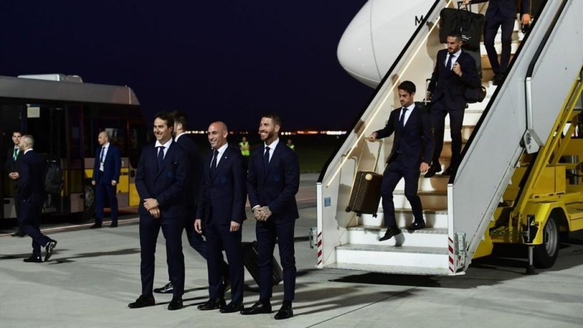 Lopetegui, Rubiales y Sergio Ramos, en el aeropuerto de Krasnodar.