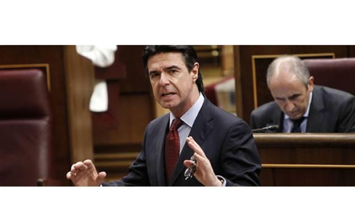 El ministro Soria, hoy, durante la sesión de control al Gobierno.