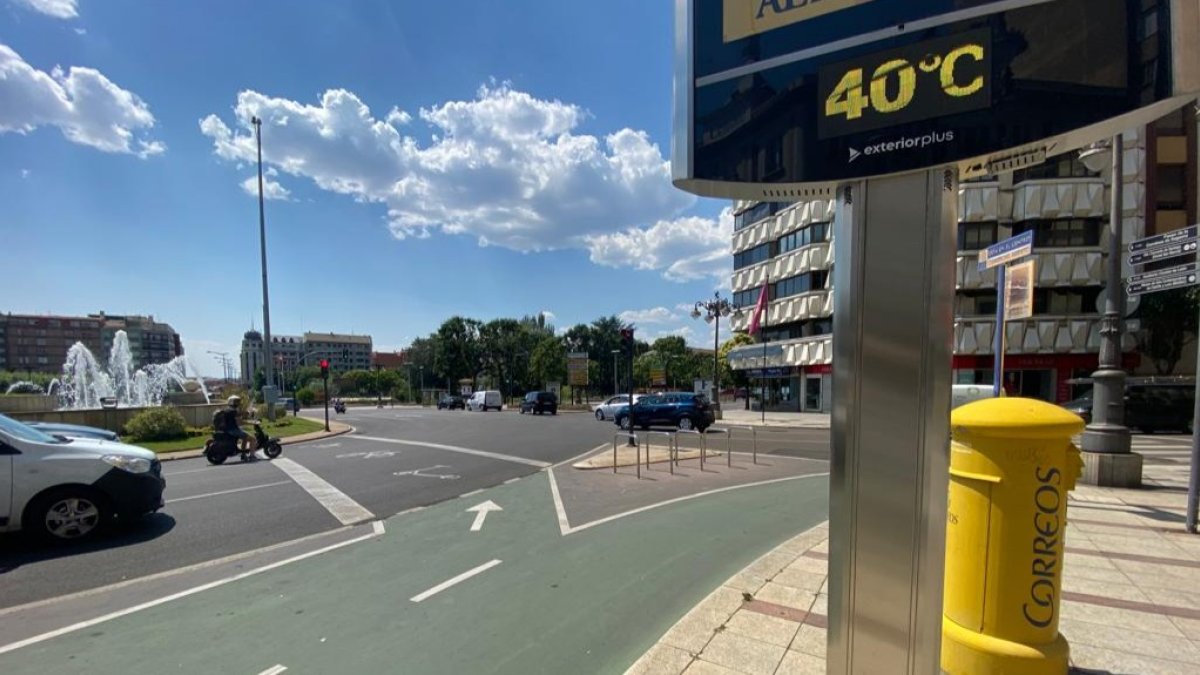 Los termómetros de la ciudad de León marcan 40 grados a las cuatro de la tarde en unas calles prácticamente vacías. RAMIRO