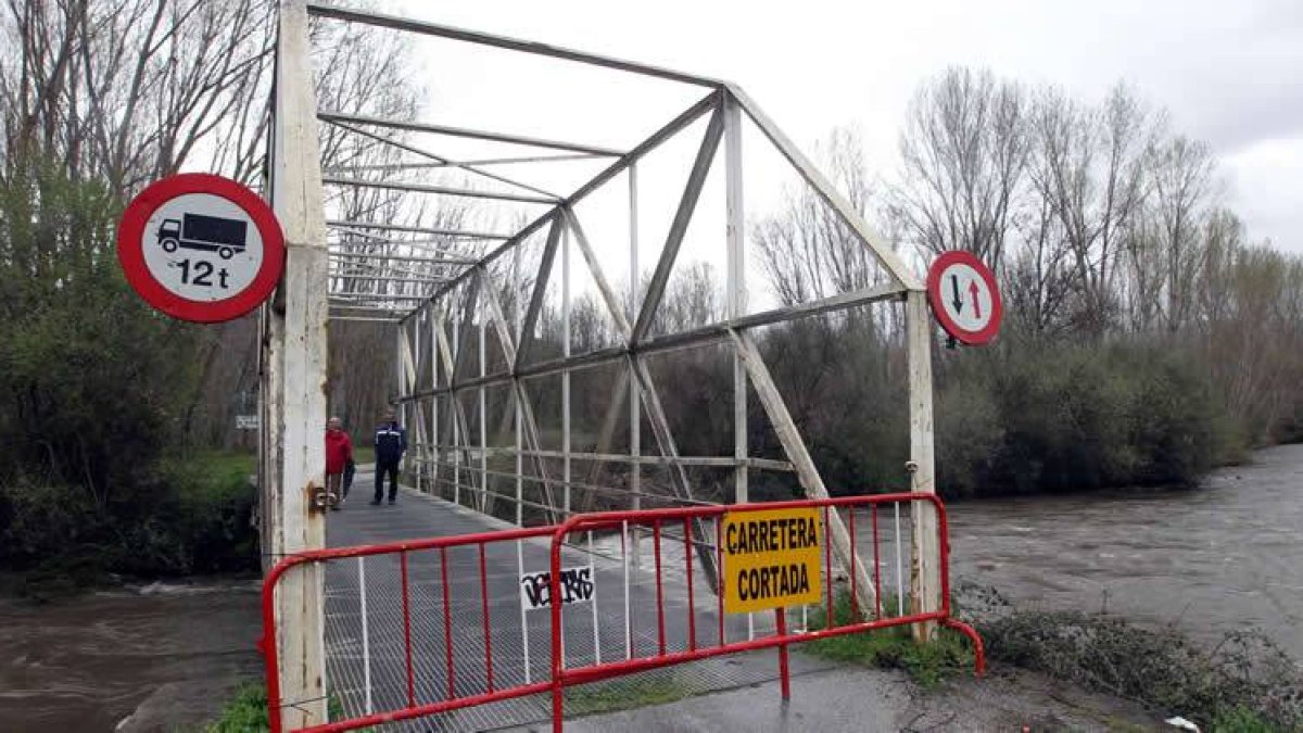 El puente de Toral de Merayo, cerrado al tráfico tras la última crecida del Sil, en marzo de 2013.