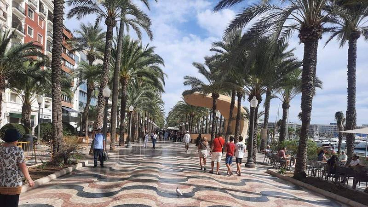 Distintos espacios de la ciudad de Alicante, punto neurálgico en medio de la oferta turística de la Costa Blanca.