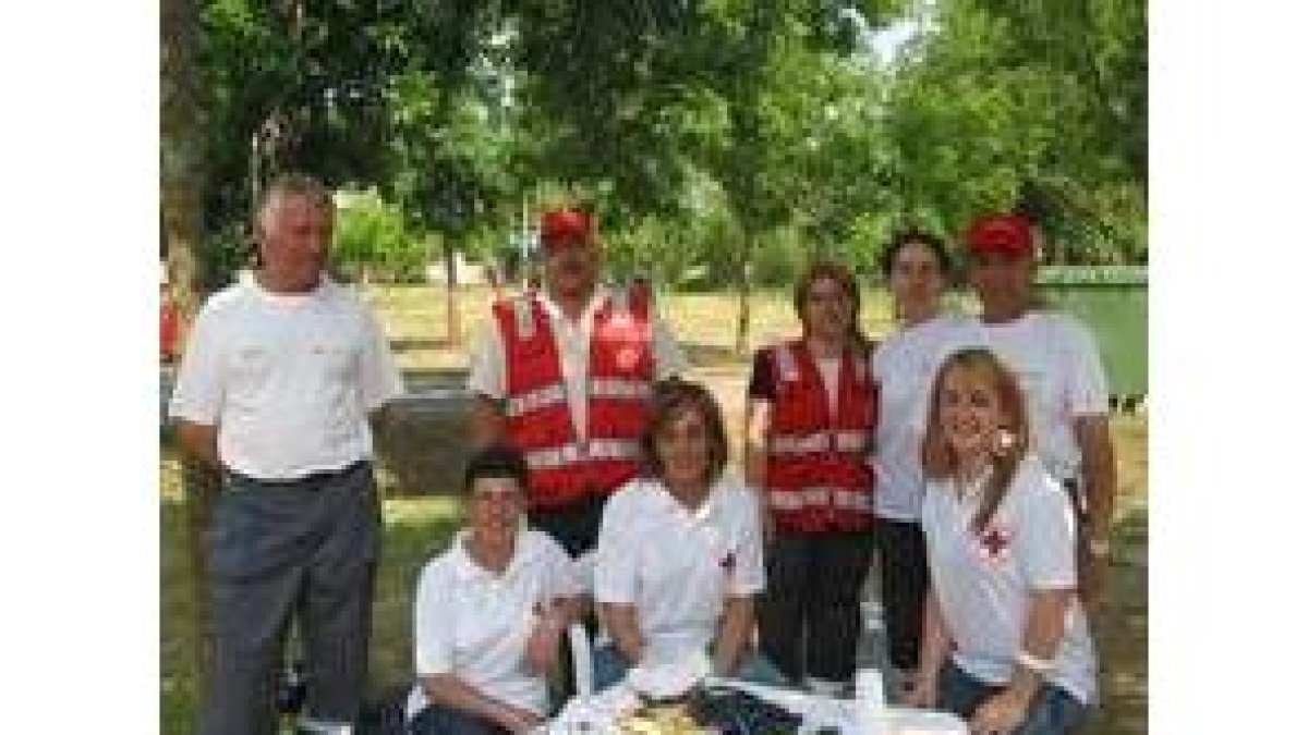 Varios voluntarios de Boñar y León en el día dedicado a la tercera edad