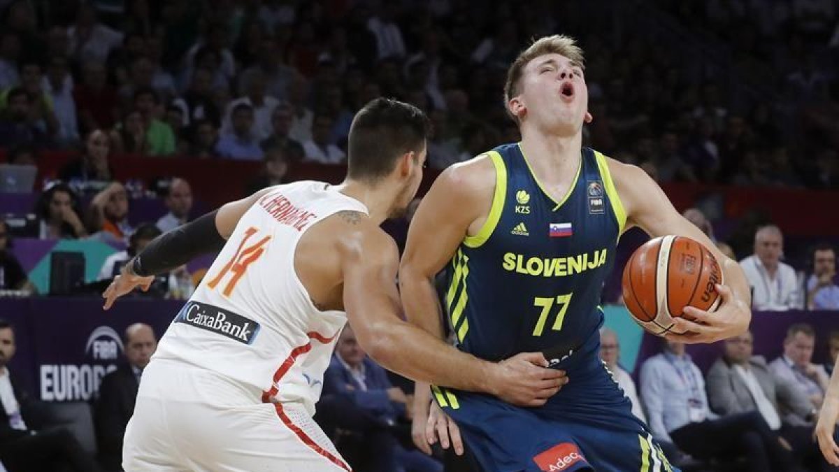 El pívot de España Willy Hernangómez (i) hace falta al jugador de Eslovenia Luka Doncic (d), durante el partido de semifinal del Eurobasket 2017 disputado hoy en el Sinan Erdem Arena de Estambul.