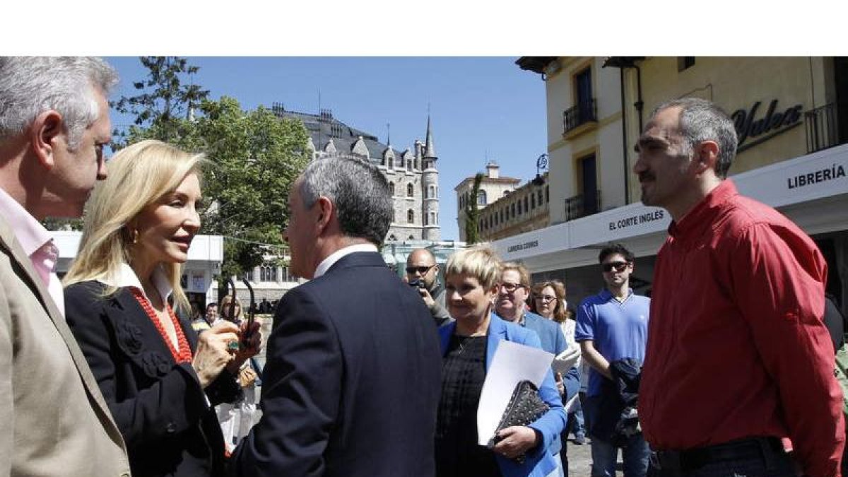 Carmen Lomana rodeada por Julio Cayón, el alcalde y el presidente de los libreros.