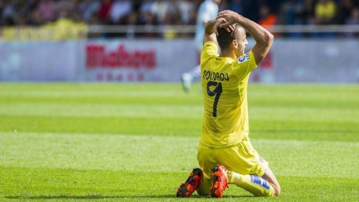 El delantero del Villarreal, Roberto Soldado, durante un partido de liga de la pasada temporada.