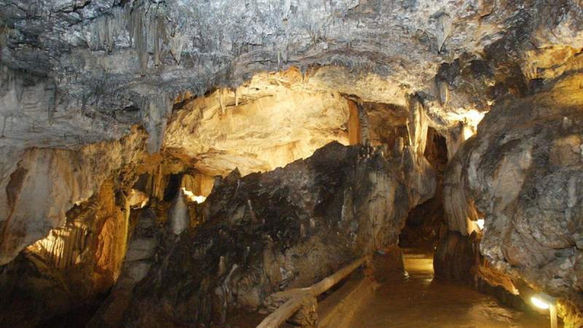 Una de las galerías internas de las cuevas, uno de los enclaves más visitados de la provincia.
