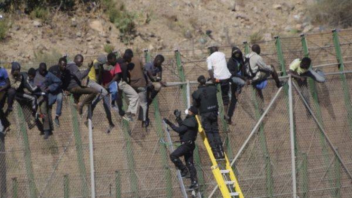 Inmigrantes en la valla fronteriza de Melilla, este miércoles.