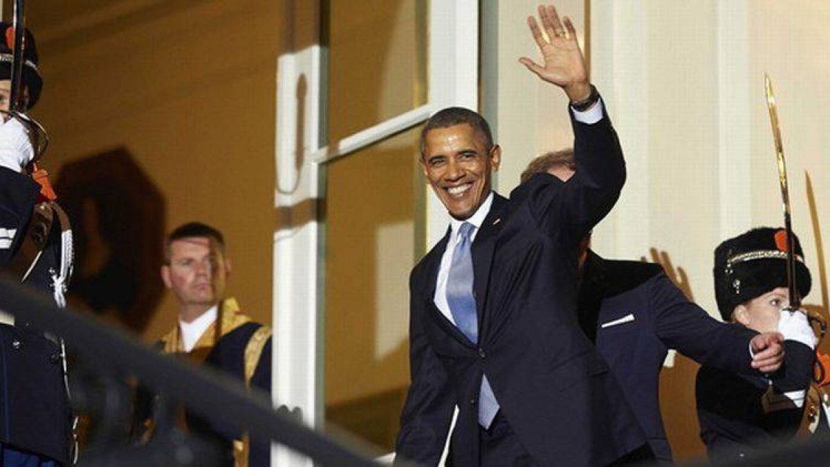 Obama saluda a su llegada a una cena ofrecida por los reyes de Holanda para los asistentes a la cumbre de seguridad nuclear, anoche en La Haya.