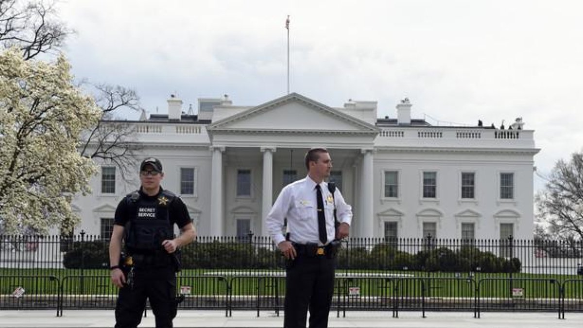 Agentes del Servicio Secreto custodian la Casa Blanca