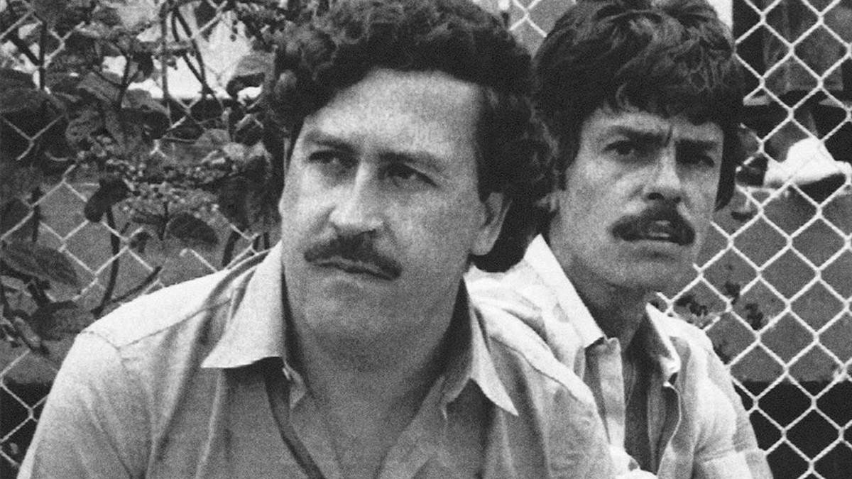 Pablo Escobar, junto a uno de sus compinches